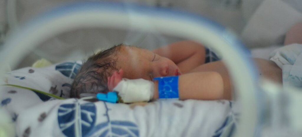 Image of baby in a neonatal incubator